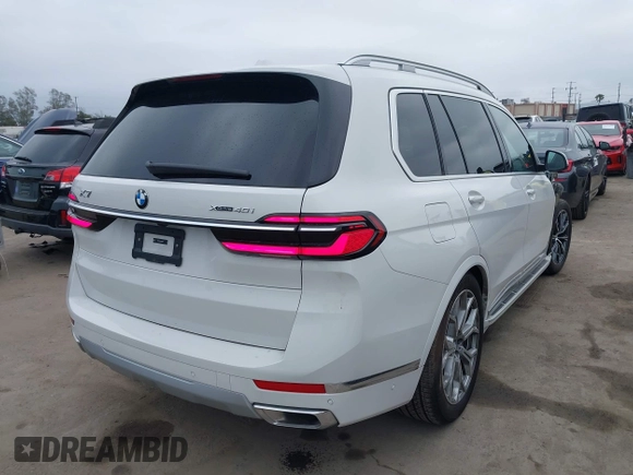 2025 BMW X7 xDrive40i z VIN 5UX23EM06S9X93597, wystawiony jako IAAI lot #42182551 z przebiegiem 6933 mil mil oraz . Historia ofert i sprzedaży dostępna na DreamBid. Obrazek 4.