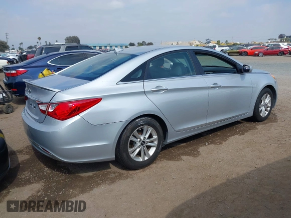 2013 Hyundai Sonata GLS z VIN 5NPEB4AC8DH533528, wystawiony jako IAAI lot #42175240 z przebiegiem 88 841 mil mil oraz . Historia ofert i sprzedaży dostępna na DreamBid. Obrazek 4.