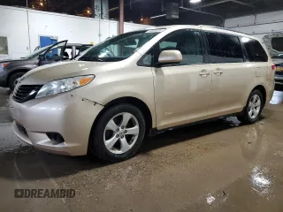 2014 Toyota Sienna LE AAS z VIN 5TDKK3DC7ES459300, wystawiony jako Copart lot #58664605 z przebiegiem 191 264 mil mil oraz Czysty tytuł • Clean title. Historia ofert i sprzedaży dostępna na DreamBid. Obrazek 1.