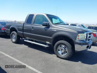 2006 Ford F-250 XL z VIN 1FTSX21516EC97026, wystawiony jako IAAI lot #41991940 z przebiegiem 169 841 mil mil oraz . Historia ofert i sprzedaży dostępna na DreamBid. Obrazek 13.