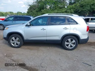 2013 Kia Sorento EX z VIN 5XYKUDA22DG413039, wystawiony jako IAAI lot #42197700 z przebiegiem 132 381 mil mil oraz . Historia ofert i sprzedaży dostępna na DreamBid. Obrazek 15.