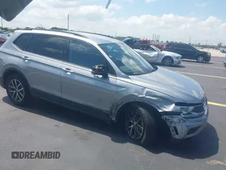 2021 Volkswagen Tiguan S z VIN 3VV1B7AX7MM117954, wystawiony jako IAAI lot #42300223 z przebiegiem 45 587 mil mil oraz . Historia ofert i sprzedaży dostępna na DreamBid. Obrazek 1.