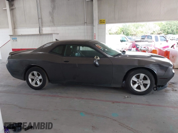 2018 Dodge Challenger SXT z VIN 2C3CDZAG5JH339596, wystawiony jako IAAI lot #42343718 z przebiegiem 62 113 mil mil oraz . Historia ofert i sprzedaży dostępna na DreamBid. Obrazek 14.