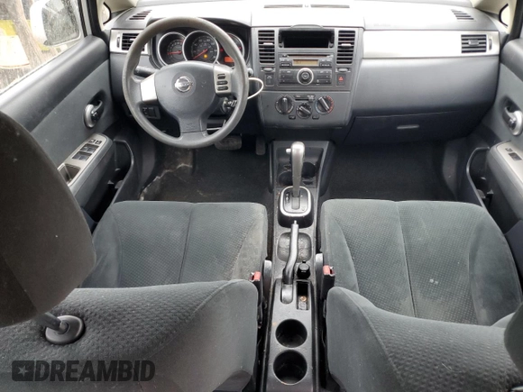 2011 Nissan Versa S z VIN 3N1BC1CP6BL402628, wystawiony jako Copart lot #60285555 z przebiegiem 109 562 mil mil oraz Czysty tytuł • Clean title. Historia ofert i sprzedaży dostępna na DreamBid. Obrazek 8.