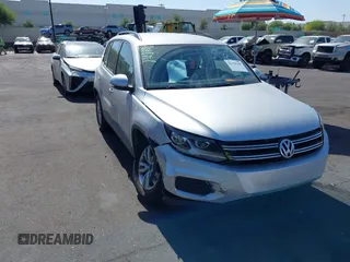 2015 Volkswagen Tiguan S z VIN WVGAV7AX8FW543639, wystawiony jako IAAI lot #42328348 z przebiegiem 76 311 mil mil oraz . Historia ofert i sprzedaży dostępna na DreamBid. Obrazek 1.