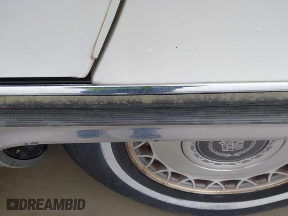 1996 Cadillac Fleetwood z VIN 1G6DW52P1TR700801, wystawiony jako IAAI lot #41945490 z przebiegiem 133 198 mil mil oraz . Historia ofert i sprzedaży dostępna na DreamBid. Obrazek 6.