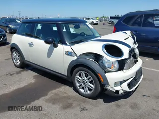 2012 MINI Hardtop S z VIN WMWSV3C51CTY19683, wystawiony jako IAAI lot #42359466 z przebiegiem 59 115 mil mil oraz . Historia ofert i sprzedaży dostępna na DreamBid. Obrazek 1.