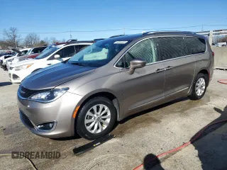 2018 Chrysler Pacifica Touring L Plus z VIN 2C4RC1EG7JR261627, wystawiony jako Copart lot #46944335 z przebiegiem 97 491 mil mil oraz Szkody całkowita. Historia ofert i sprzedaży dostępna na DreamBid. Obrazek 1.