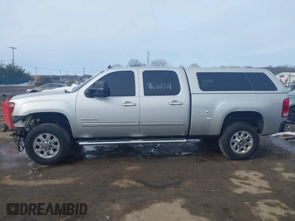 2011 GMC Sierra 2500HD SLT z VIN 1GT121C86BF242488, wystawiony jako IAAI lot #41644211 z przebiegiem 163 233 mil mil oraz . Historia ofert i sprzedaży dostępna na DreamBid. Obrazek 15.