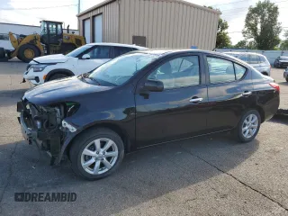 2012 Nissan Versa SV z VIN 3N1CN7APXCL939881, wystawiony jako Copart lot #58373915 z przebiegiem 82 970 mil mil oraz Szkoda całkowita • Salvage title. Historia ofert i sprzedaży dostępna na DreamBid. Obrazek 1.
