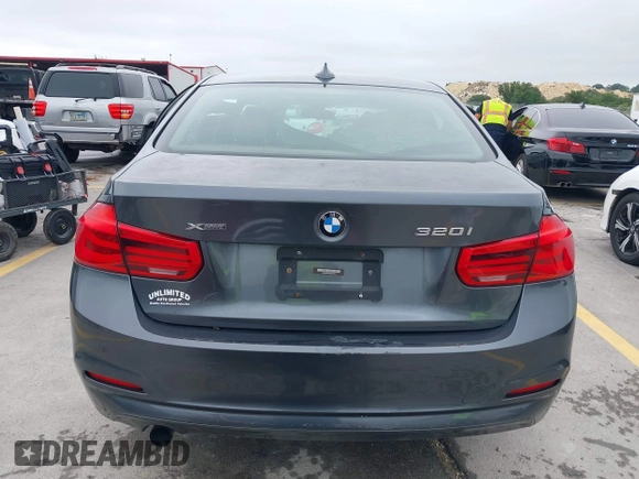 2016 BMW 3 Series 320i xDrive z VIN WBA8A3C53GK551754, wystawiony jako IAAI lot #42399516 z przebiegiem 135 571 mil mil oraz . Historia ofert i sprzedaży dostępna na DreamBid. Obrazek 16.