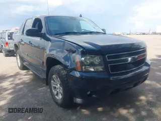 2008 Chevrolet Avalanche LTZ z VIN 3GNFK12388G120922, wystawiony jako IAAI lot #42510361 z przebiegiem 166 112 mil mil oraz . Historia ofert i sprzedaży dostępna na DreamBid. Obrazek 1.