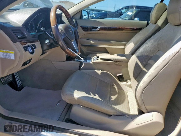 2013 Mercedes-Benz E 550 z VIN WDDKJ7DB2DF185221, wystawiony jako Copart lot #46953475 z przebiegiem 89 156 mil mil oraz Szkoda całkowita • Salvage title. Historia ofert i sprzedaży dostępna na DreamBid. Obrazek 7.