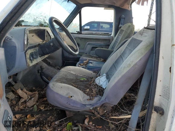 1989 Ford Bronco Custom z VIN 1FMEU15H7KLB31566, wystawiony jako Copart lot #43197635 z przebiegiem Nie podano mil oraz Czysty tytuł • Clean title. Historia ofert i sprzedaży dostępna na DreamBid. Obrazek 7.
