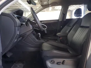2024 Volkswagen Tiguan SE z VIN 3VV2B7AX0RM107682, wystawiony jako Copart lot #63655555 z przebiegiem 46 998 mil mil oraz Czysty tytuł • Clean title. Historia ofert i sprzedaży dostępna na DreamBid. Obrazek 7.