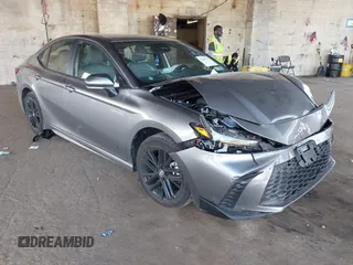 2025 Toyota Camry LE z VIN 4T1DBADK7SU512195, wystawiony jako IAAI lot #42103722 z przebiegiem 4 334 mil mil oraz . Historia ofert i sprzedaży dostępna na DreamBid. Obrazek 1.