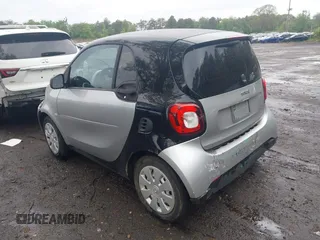 2016 Smart fortwo Passion z VIN WMEFJ5DA3GK055906, wystawiony jako IAAI lot #42274280 z przebiegiem 29 070 mil mil oraz . Historia ofert i sprzedaży dostępna na DreamBid. Obrazek 3.