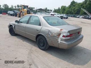 1998 Toyota Camry LE z VIN 4T1BG22K2WU278958, wystawiony jako IAAI lot #42422136 z przebiegiem 272 772 mil mil oraz . Historia ofert i sprzedaży dostępna na DreamBid. Obrazek 3.