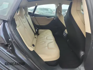 2017 Tesla Model S 60 z VIN 5YJSA1E18HF193461, wystawiony jako Copart lot #61040785 z przebiegiem 99 100 mil mil oraz Szkoda całkowita • Salvage title. Historia ofert i sprzedaży dostępna na DreamBid. Obrazek 10.