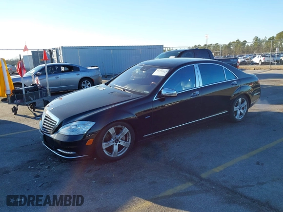 2012 Mercedes-Benz S 550 z VIN WDDNG7DB9CA461272, wystawiony jako IAAI lot #41376537 z przebiegiem 77 138 mil mil oraz . Historia ofert i sprzedaży dostępna na DreamBid. Obrazek 17.