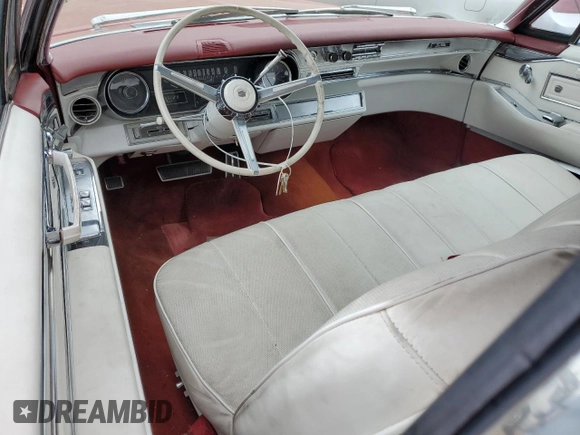 1966 Cadillac DeVille z VIN F6287812, wystawiony jako Copart lot #76001014 z przebiegiem 83 176 mil mil oraz Czysty tytuł • Clean title. Historia ofert i sprzedaży dostępna na DreamBid. Obrazek 8.
