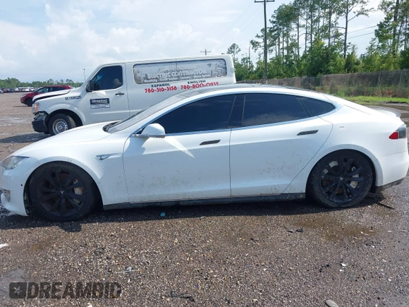 2014 Tesla Model S 60 with VIN 5YJSA1H1XEFP40611, listed as a IAAI auction lot 42826752 with Not provided miles and . Bid and sale history available at DreamBid. Image 13.