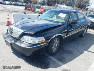 2005 Lincoln Town Car Signature Limited with VIN 1LNHM82W35Y636746, listed as a IAAI auction lot 41801075 with 1 mi miles. Bid and sale history available at carsss.com. Image 2.