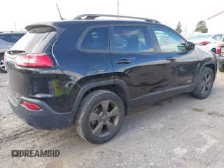 2017 Jeep Cherokee Latitude z VIN 1C4PJMCS4HW512630, wystawiony jako IAAI lot #42279298 z przebiegiem 77 329 mil mil oraz . Historia ofert i sprzedaży dostępna na DreamBid. Obrazek 4.
