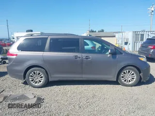 2011 Toyota Sienna XLE AAS z VIN 5TDYK3DC9BS133603, wystawiony jako IAAI lot #42218111 z przebiegiem 227 329 mil mil oraz . Historia ofert i sprzedaży dostępna na DreamBid. Obrazek 13.
