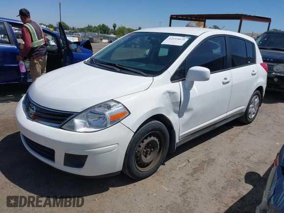 2012 Nissan Versa S z VIN 3N1BC1CP5CK239249, wystawiony jako IAAI lot #42193075 z przebiegiem 138 025 mil mil oraz . Historia ofert i sprzedaży dostępna na DreamBid. Obrazek 2.