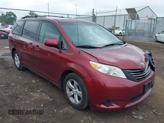2011 Toyota Sienna LE AAS z VIN 5TDKK3DC7BS154679, wystawiony jako IAAI lot #42530856 z przebiegiem 222 218 mil mil oraz . Historia ofert i sprzedaży dostępna na DreamBid. Obrazek 1.