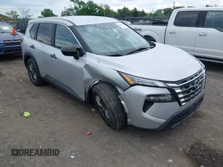 2024 Nissan Rogue S z VIN 5N1BT3AA9RC672848, wystawiony jako IAAI lot #42222294 z przebiegiem 27 671 mil mil oraz . Historia ofert i sprzedaży dostępna na DreamBid. Obrazek 1.