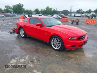 2012 Ford Mustang Premium z VIN 1ZVBP8AM7C5252191, wystawiony jako IAAI lot #42498076 z przebiegiem 180 727 mil mil oraz . Historia ofert i sprzedaży dostępna na DreamBid. Obrazek 1.