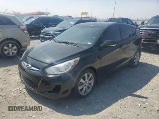 2013 Hyundai Accent SE z VIN KMHCU5AE1DU075065, wystawiony jako Copart lot #51508615 z przebiegiem 196 419 mil mil oraz Czysty tytuł • Clean title. Historia ofert i sprzedaży dostępna na DreamBid. Obrazek 1.