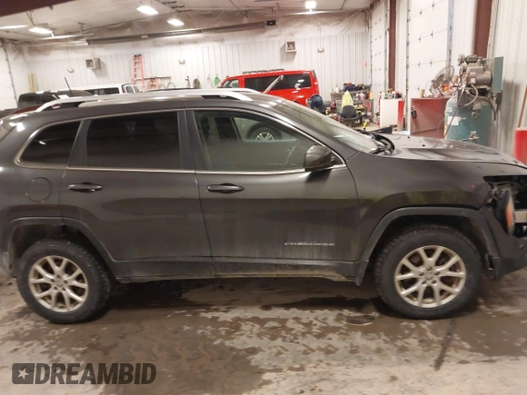 2016 Jeep Cherokee Latitude z VIN 1C4PJMCS2GW133592, wystawiony jako IAAI lot #41523996 z przebiegiem 193 154 mil mil oraz . Historia ofert i sprzedaży dostępna na DreamBid. Obrazek 13.