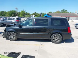 2014 Chrysler Town & Country S with VIN 2C4RC1HG1ER304229, listed as a IAAI auction lot 41807902 with 139,266 mi miles. Bid and sale history available at carsss.com. Image 14.
