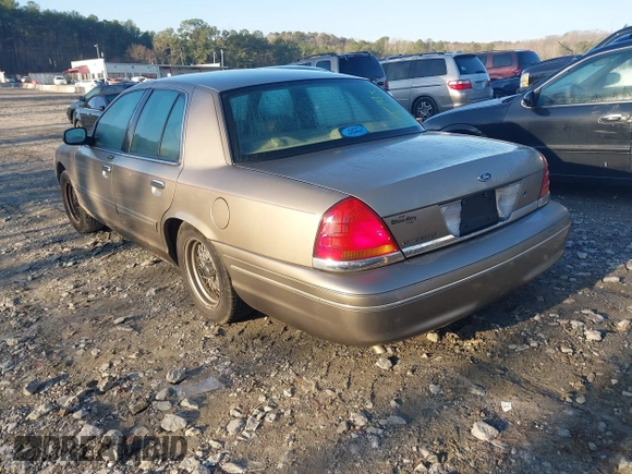 2002 Ford Crown Victoria LX z VIN 2FAFP74W32X159473, wystawiony jako IAAI lot #41759610 z przebiegiem 86 523 mil mil oraz . Historia ofert i sprzedaży dostępna na DreamBid. Obrazek 3.