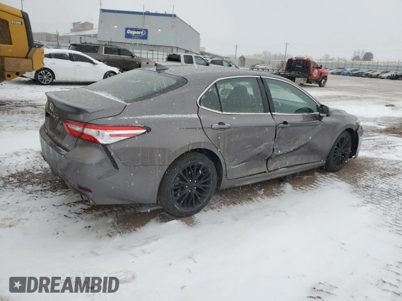 2020 Toyota Camry SE z VIN 4T1G11AK6LU943973, wystawiony jako Copart lot #88141975 z przebiegiem 77 589 mil mil oraz Szkoda całkowita • Salvage title. Historia ofert i sprzedaży dostępna na DreamBid. Obrazek 3.