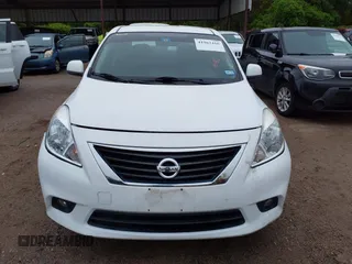 2013 Nissan Versa SV z VIN 3N1CN7AP0DL824093, wystawiony jako IAAI lot #41962416 z przebiegiem 132 846 mil mil oraz . Historia ofert i sprzedaży dostępna na DreamBid. Obrazek 6.