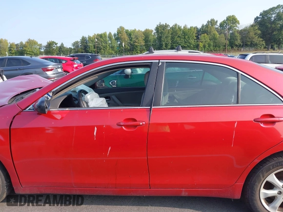 2011 Toyota Camry LE z VIN 4T1BF3EKXBU145752, wystawiony jako IAAI lot #40278431 z przebiegiem 174 130 mil mil oraz . Historia ofert i sprzedaży dostępna na DreamBid. Obrazek 14.