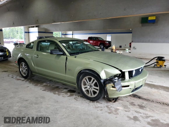 2005 Ford Mustang GT Deluxe z VIN 1ZVFT82H955226208, wystawiony jako Copart lot #57264705 z przebiegiem 36 462 mil mil oraz Szkoda całkowita • Salvage title. Historia ofert i sprzedaży dostępna na DreamBid. Obrazek 4.