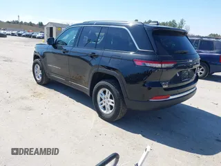 2024 Jeep Grand Cherokee Laredo z VIN 1C4RJHAG3RC697996, wystawiony jako IAAI lot #41973399 z przebiegiem 14 680 mil mil oraz . Historia ofert i sprzedaży dostępna na DreamBid. Obrazek 3.