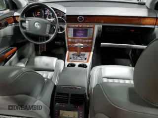 2004 Volkswagen Phaeton V8 z VIN WVWAF63D148009799, wystawiony jako Copart lot #84174554 z przebiegiem 130 548 mil mil oraz Szkody całkowita. Historia ofert i sprzedaży dostępna na DreamBid. Obrazek 8.