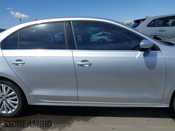 2015 Volkswagen Jetta SE z VIN 3VWD17AJ4FM336834, wystawiony jako IAAI lot #41953192 z przebiegiem 40 893 mil mil oraz . Historia ofert i sprzedaży dostępna na DreamBid. Obrazek 14.