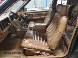 1988 Cadillac Eldorado z VIN 1G6EL1154JU615807, wystawiony jako Copart lot #76362924 z przebiegiem Nie podano mil oraz Tytuł czysty. Historia ofert i sprzedaży dostępna na DreamBid. Obrazek 7.