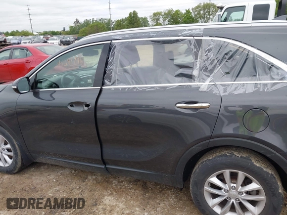 2017 Kia Sorento LX z VIN 5XYPG4A33HG274938, wystawiony jako IAAI lot #42341796 z przebiegiem 153 168 mil mil oraz . Historia ofert i sprzedaży dostępna na DreamBid. Obrazek 14.