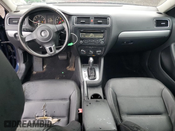 2013 Volkswagen Jetta SE z VIN 3VWDX7AJ3DM443241, wystawiony jako Copart lot #62910875 z przebiegiem 171 337 mil mil oraz Czysty tytuł • Clean title. Historia ofert i sprzedaży dostępna na DreamBid. Obrazek 8.