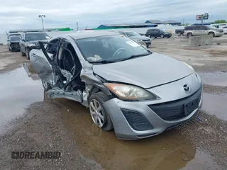 2011 Mazda 3 i Touring z VIN JM1BL1VF6B1438621, wystawiony jako IAAI lot #42155821 z przebiegiem 175 268 mil mil oraz . Historia ofert i sprzedaży dostępna na DreamBid. Obrazek 1.