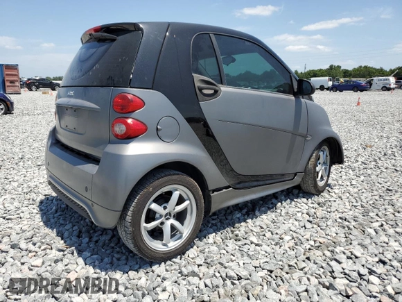 2015 Smart fortwo Passion z VIN WMEEJ3BA5FK819174, wystawiony jako Copart lot #53205005 z przebiegiem 78 364 mil mil oraz Szkody całkowita. Historia ofert i sprzedaży dostępna na DreamBid. Obrazek 3.