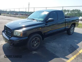 2006 Dodge Dakota SLT z VIN 1D7HE42NX6S666354, wystawiony jako IAAI lot #42394779 z przebiegiem 124 633 mil mil oraz . Historia ofert i sprzedaży dostępna na DreamBid. Obrazek 2.